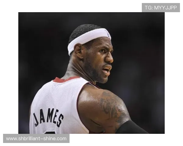 詹姆斯关键战高效输出，对比年轻锋线展现经验优势